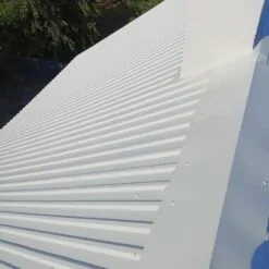 Elastometal RAL1015 na trapézovom plechu strechy