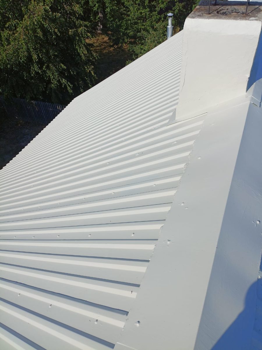 Elastometal RAL1015 na trapézovom plechu strechy