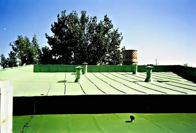 Aplikácia Elastometal na kovovej streche a Elastodeck na plochej streche