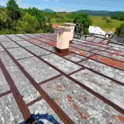 Plechová strecha pred plošným náterom s RD Elastometal. Prvotné ošetrenie spojov náterom Elastometal