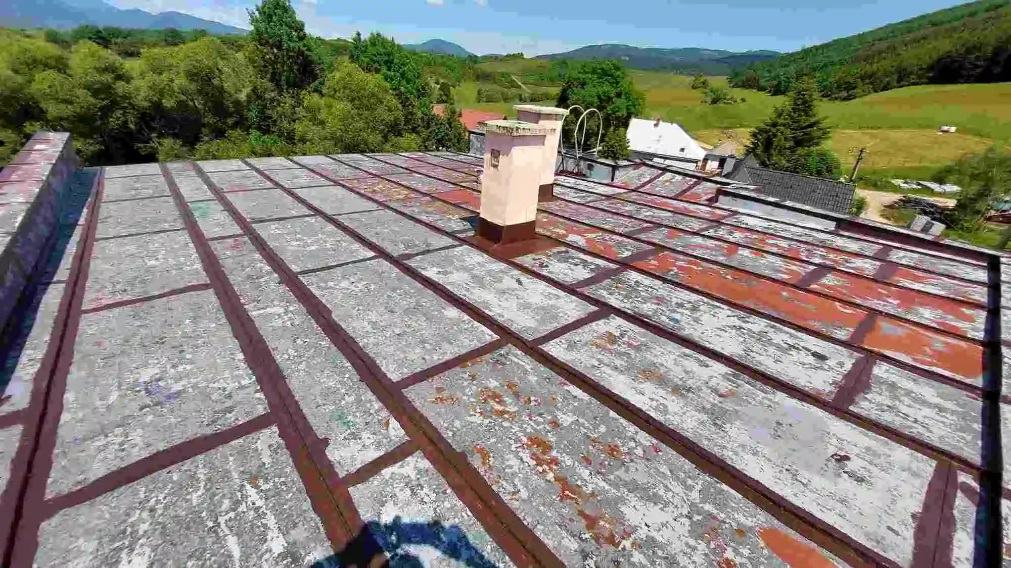 Plechová strecha pred plošným náterom s RD Elastometal. Prvotné ošetrenie spojov náterom Elastometal