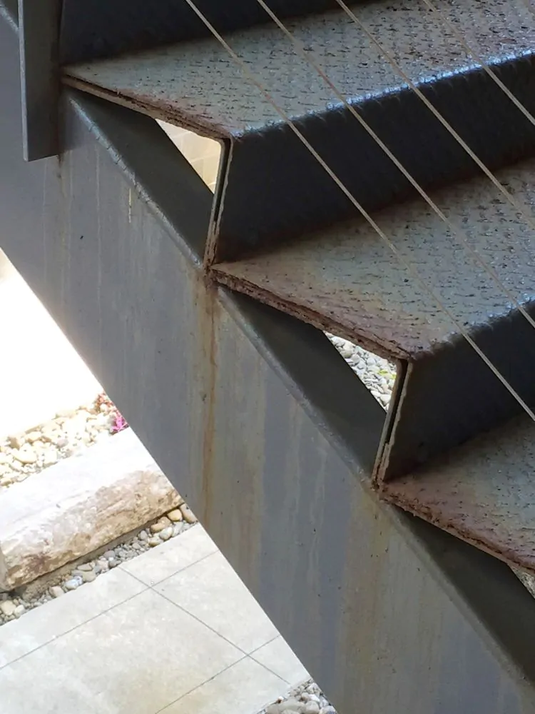Kovové schody pred aplikáciou Elastometal