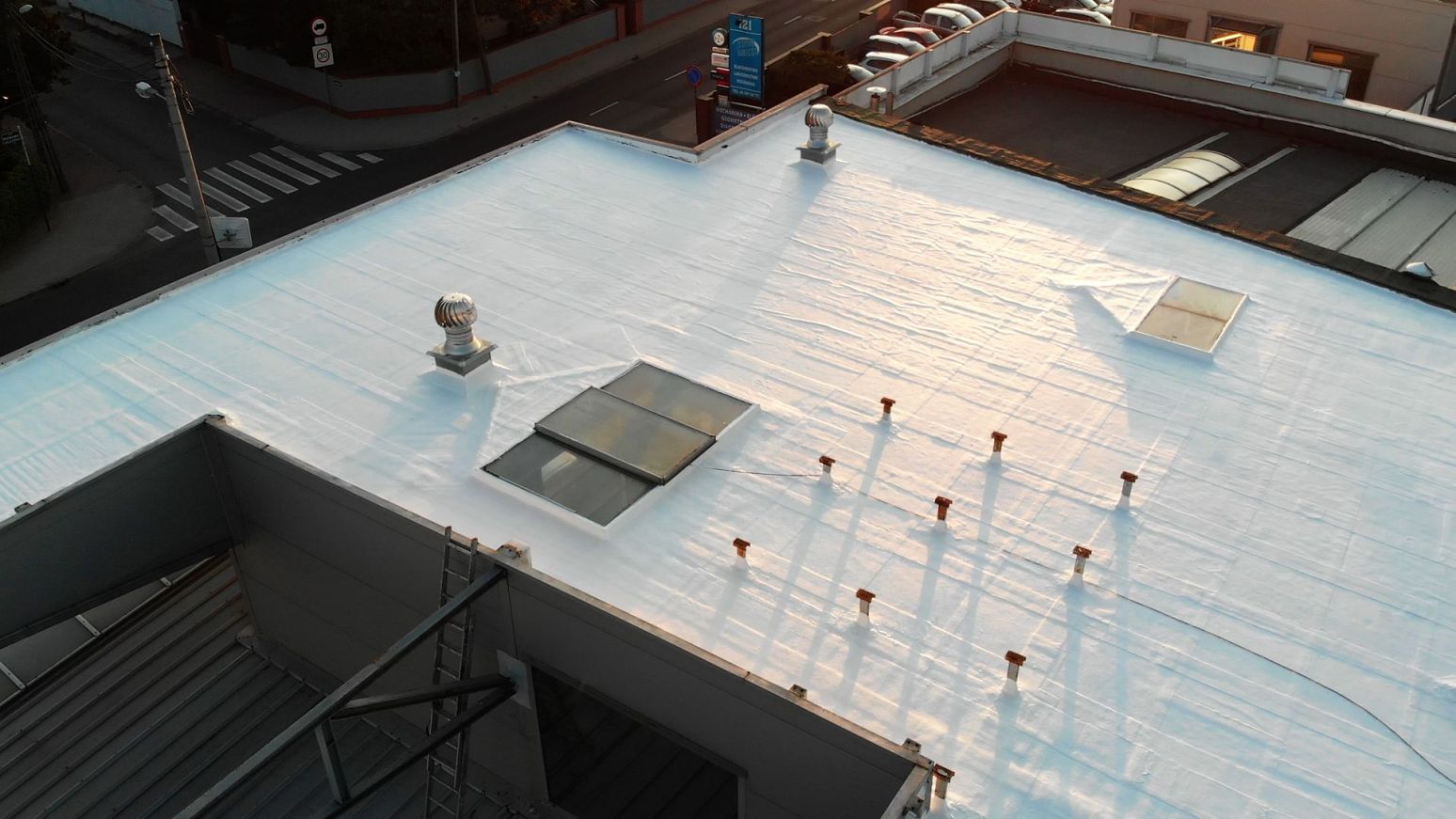 RD-Elastodeck+RD-Sunguard-hydroizolácia a reflexný náter strechy