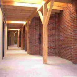 Aplikácia transparentného Laku Trimatel PU Acryl na drevenej konštrukcií ako aj na tehlách stien