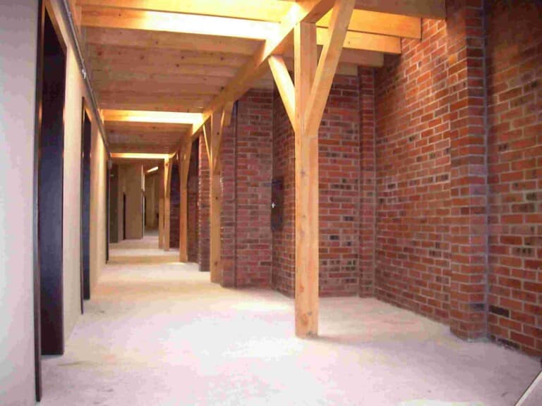Aplikácia transparentného Laku Trimatel PU Acryl na drevenej konštrukcií ako aj na tehlách stien